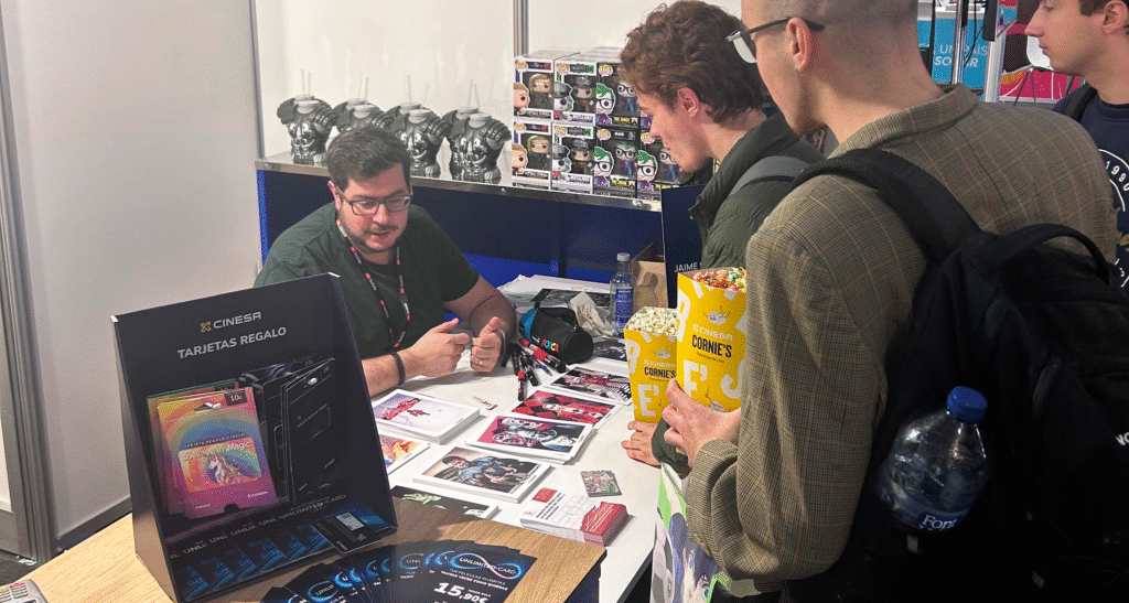 Vivir del Dibujo es Posible (Y Dejar de Cobrar 50€): La FE que Necesitas y el Precio Justo Yen San firmando en el stand de Cinesa en el salón del manga de Barcelona