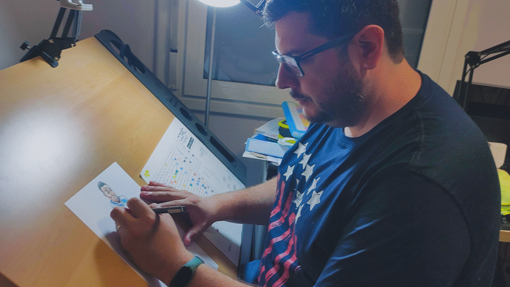 Yen San trabajando en su mesa de dibujo