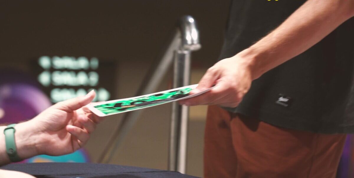 Yen San entregando una print firmada a su buyer persona