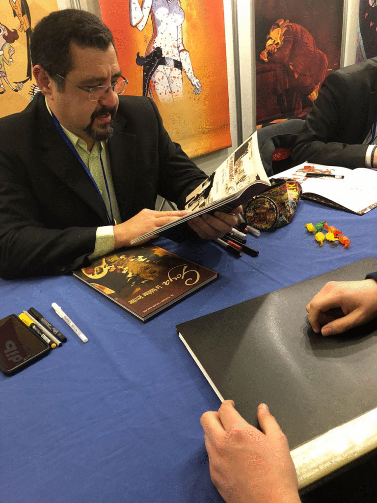 Cómo conseguir una Entrevista con un Editor en el Salón del Cómic: La Estrategia que Sí Funciona El Torres revisando un proyecto de Yen San en 2018