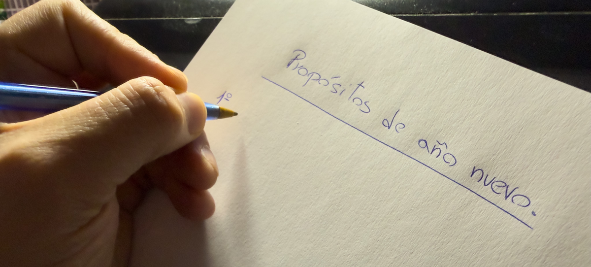 Yen San escribiendo sus propósitos artísticos de año nuevo